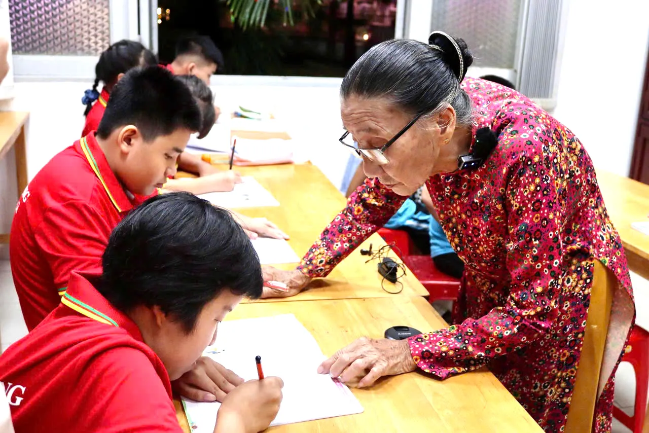 Với tấm lòng yêu trẻ, cô Ba vẫn ngày ngày đi bán vé số, tối về dạy cho các em học sinh có hoàn cảnh khó khăn suốt 10 năm nay -  Ảnh: Nhật Thịnh - TTO