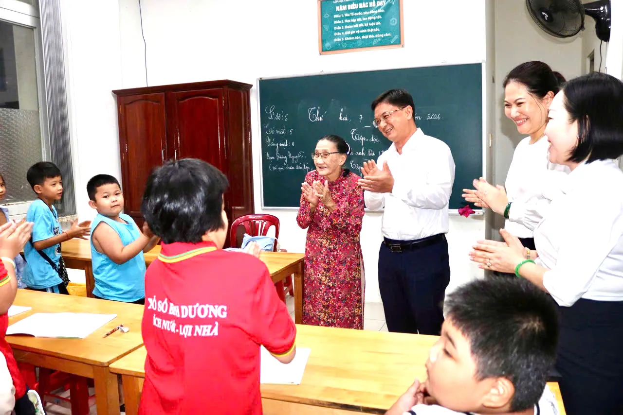 Không có lễ khai giảng như những ngôi trường khác, nhưng lớp học tình thương tại phường Thủ Dầu Một, TP. Hồ Chí Minh vẫn rộn ràng tiếng cười, ấm áp tình người - Ảnh: Nhật Thịnh - TTO