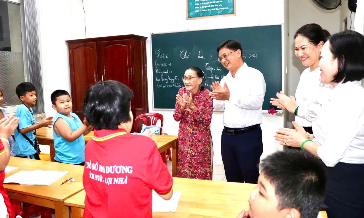 Phó chủ tịch UBND TP. Hồ Chí Minh thăm lớp học tình thương của cô giáo 78 tuổi