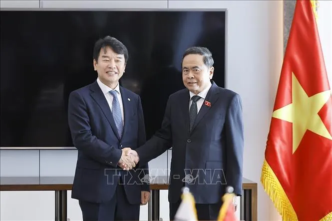 Chủ tịch Quốc hội Trần Thanh Mẫn tiếp Chủ tịch Nhóm Nghị sĩ Hữu nghị Hàn Quốc - Việt Nam Moon Jin-seok. Ảnh: Doãn Tấn/TTXVN