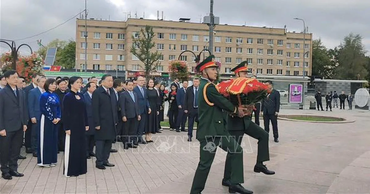 Tổng Bí thư, Chủ tịch nước Tô Lâm đặt hoa tại Quảng trường Hồ Chí Minh