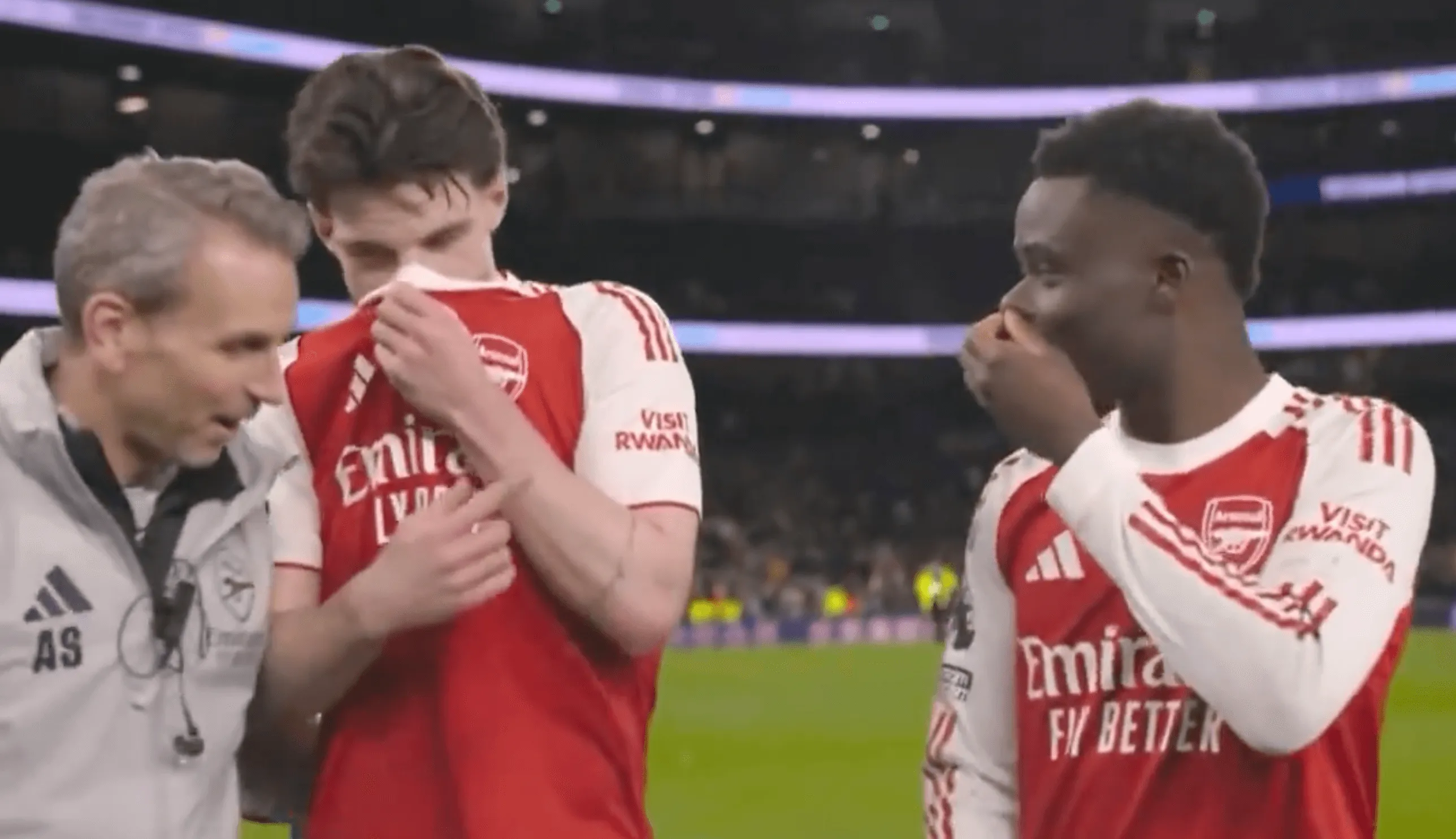 Cầu thủ Arsenal che miệng khi tranh cãi trên sân