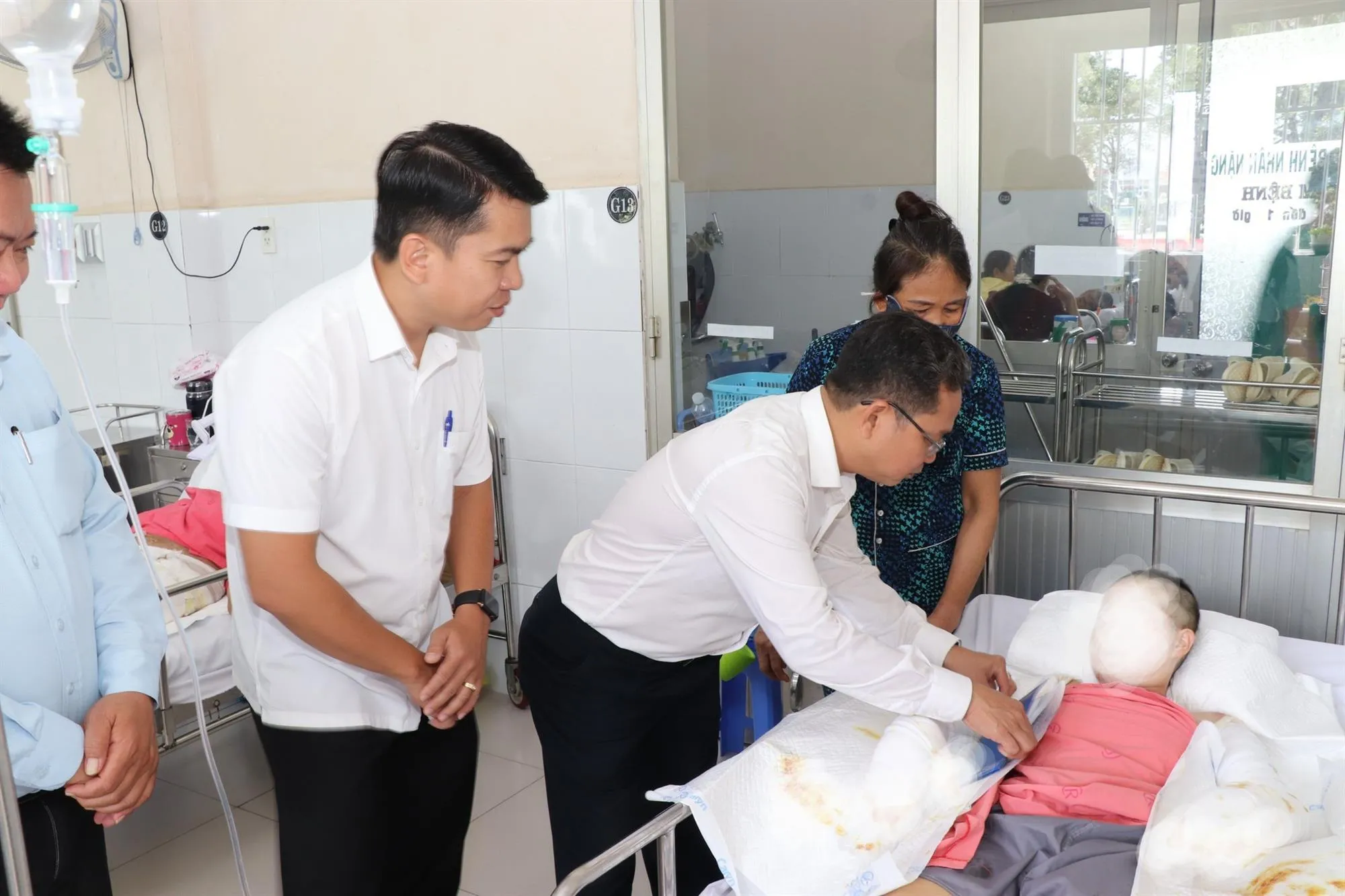 ông Phạm Minh Tuấn, Phó Chủ tịch Ủy ban MTTQ Việt Nam TP. Hồ Chí Minh, đến thăm, động viên bệnh nhân - Ảnh: MTTQ TP