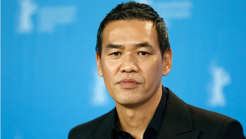 voh-nguyen-kinh-thien-hoa-canh-sat-nao-ca-vang-om-nui-tien-di-lac-trong-arrested-memory-1