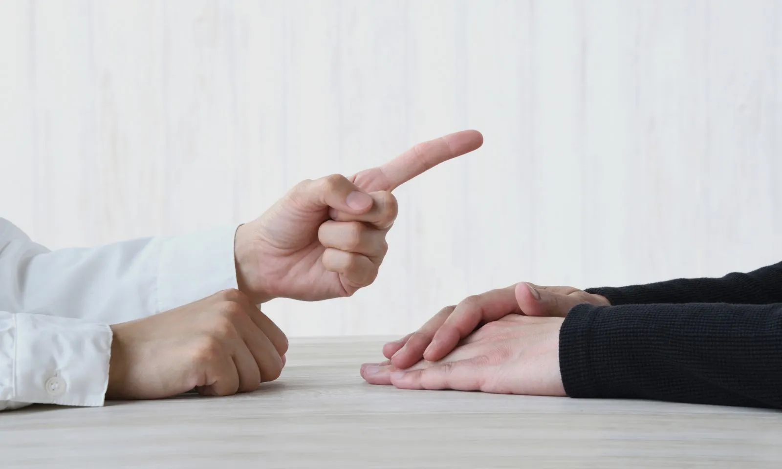 “Tương tác” vợ vì ngăn cấm chồng mở công ty riêng