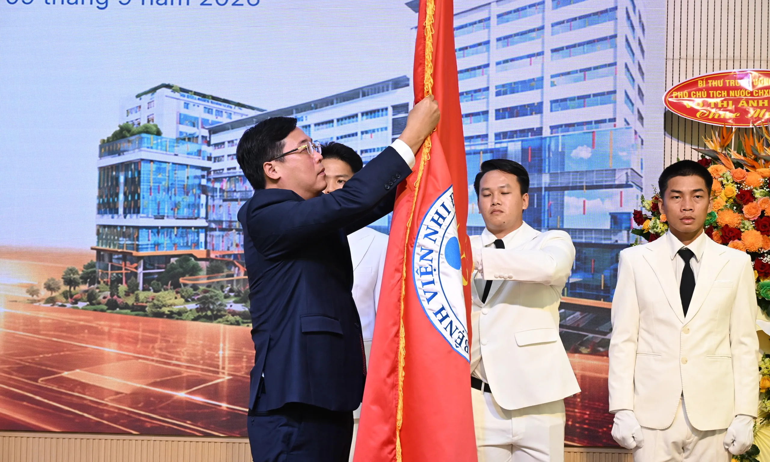 Một bệnh viện hai lần nhận danh hiệu Anh hùng Lao động