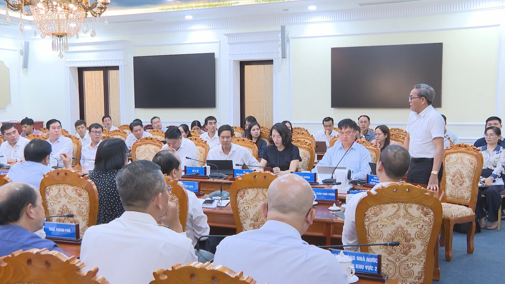 Tận dụng "bước đệm" Luật phát triển đô thị để đưa kinh tế TP. Hồ Chí Minh vươn xa - Ảnh 2. Tận dụng "bước đệm" Luật phát triển đô thị để đưa kinh tế TP. Hồ Chí Minh vươn xa - Ảnh 2.