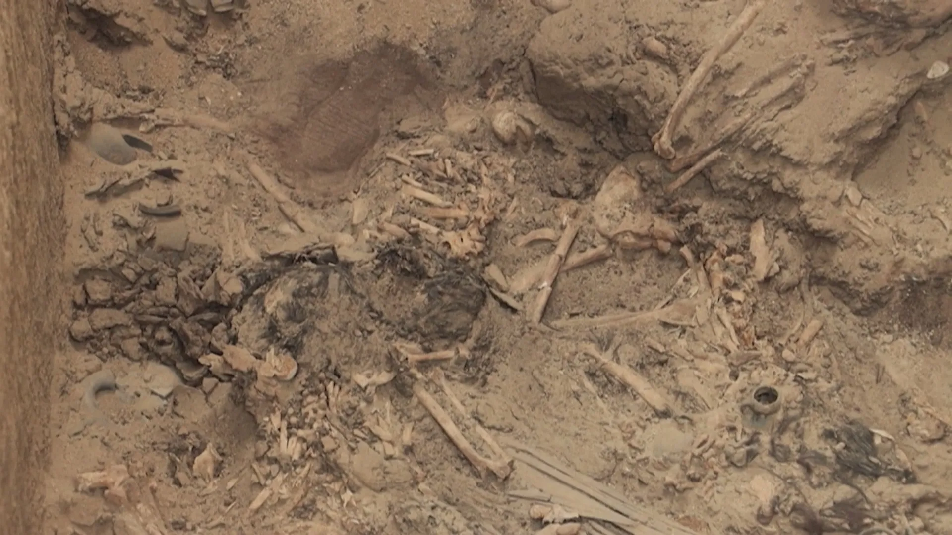 Peru: Phát hiện khu mộ cổ 500 năm tuổi - Ảnh 2. Peru: Phát hiện khu mộ cổ 500 năm tuổi - Ảnh 2.