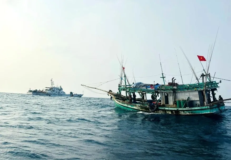 Tàu CSB 4039 thực hiện nhiệm vụ tuần tra, kiểm soát, thực thi pháp luật trên biển. Ảnh: Hồng Đức