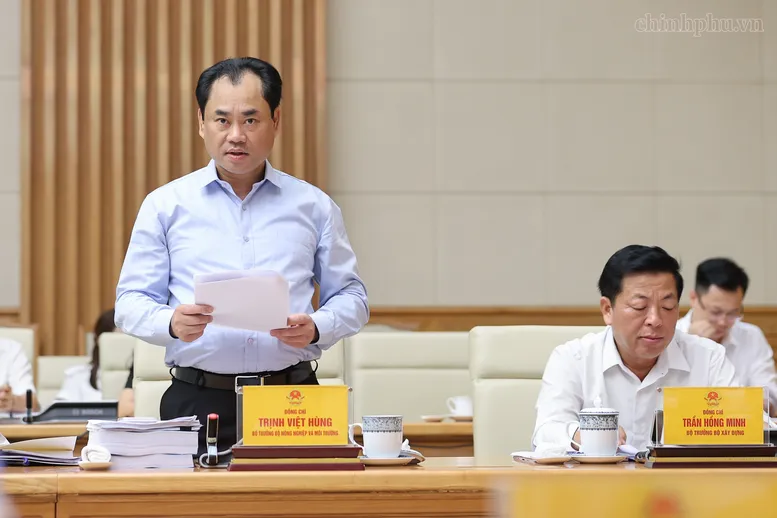 Bộ trưởng Bộ Nông nghiệp và Môi trường Trịnh Việt Hùng báo cáo tại cuộc họp - Ảnh: chinhphu.vn/Nhật Bắc
