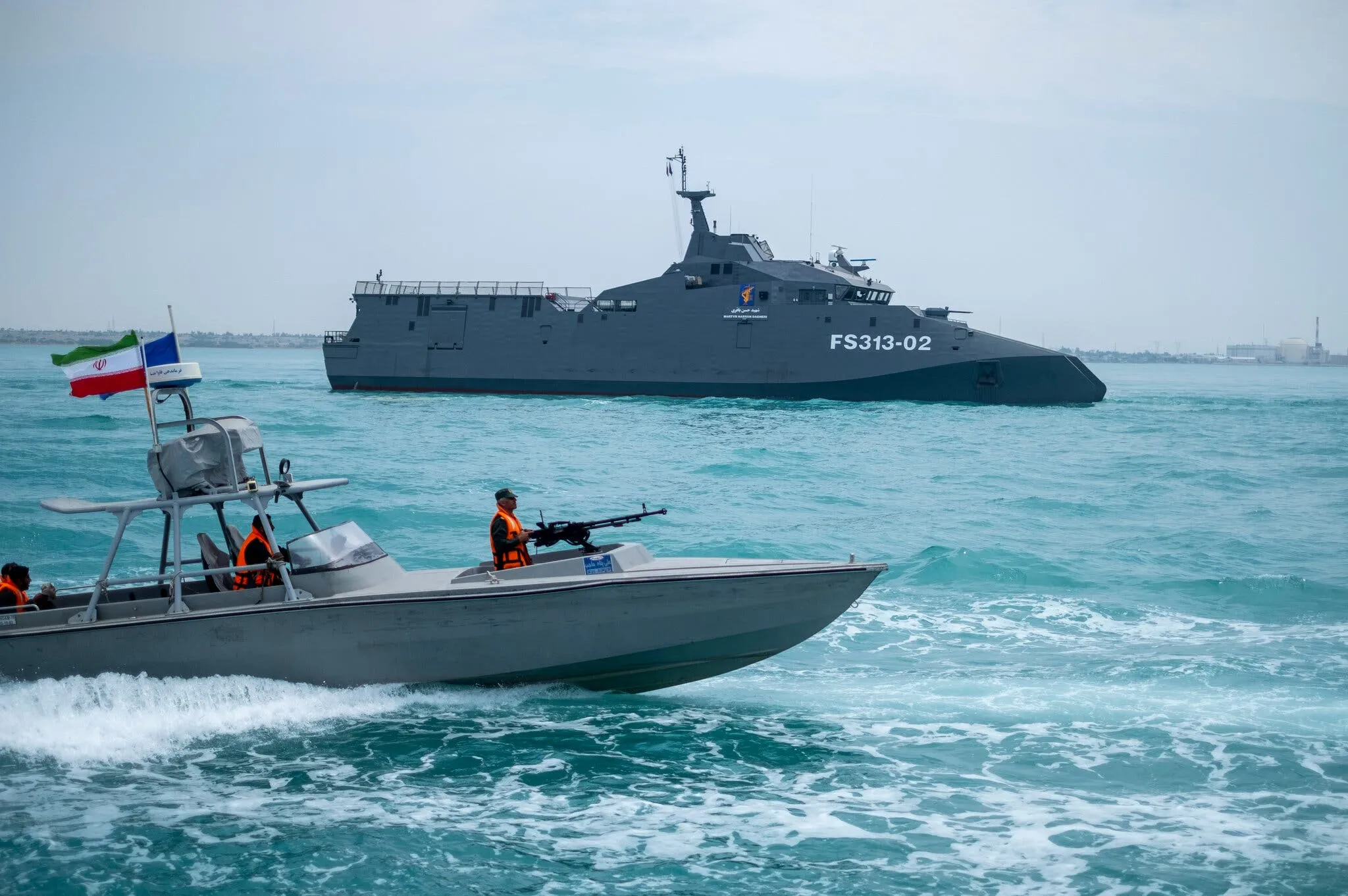 Các tàu thuộc Hải quân Vệ binh Cách mạng Hồi giáo Iran (IRGC) hoạt động trên Vịnh Ba Tư hồi tháng 4 - Ảnh NEW YORK TIMES