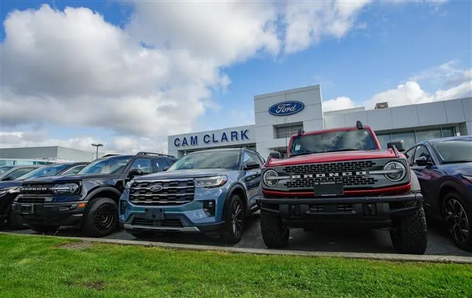 Xe ô tô mới được bày bán tại cửa hàng của Hãng xe Ford (Mỹ) ở Vancouver, British Columbia, Canada. Ảnh: THX/TTXVN