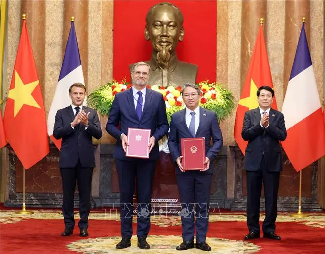 Chủ tịch nước Lương Cường và Tổng thống Pháp chứng kiến lễ trao văn kiện hợp tác giữa Bộ Tư pháp Việt Nam và Đại sứ quán Pháp tại Việt Nam, tháng 5/2025. Ảnh: Thống Nhất/TTXVN