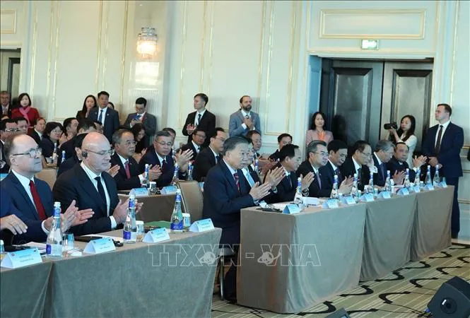 Tổng Bí thư, Chủ tịch nước Tô Lâm và Phó Thủ tướng Nga Dmitry Chernyshenko cùng các đại biểu tham dự Diễn đàn Khoa học và Công nghệ Việt Nam - Liên bang Nga. Ảnh: Thống Nhất/TTXVN