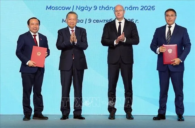 Tổng Bí thư, Chủ tịch nước Tô Lâm và Phó Thủ tướng Nga Dmitry Chernyshenko chứng kiến trao thoả thuận hợp tác giữa hai nước. Ảnh: Thống Nhất/TTXVN