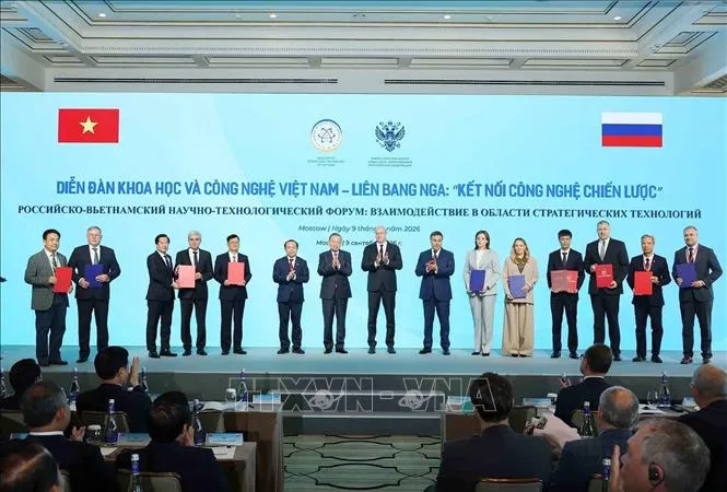 Tổng Bí thư, Chủ tịch nước Tô Lâm và Phó Thủ tướng Nga Dmitry Chernyshenko chứng kiến trao thoả thuận hợp tác giữa hai nước. Ảnh: Thống Nhất/TTXVN
