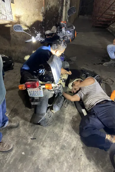 lieu-linh-lai-xe-50cc-di-16000-km-xuyen-8-nuoc-nguoi-dan-ong-my-lap-ky-luc-the-gioi_-1