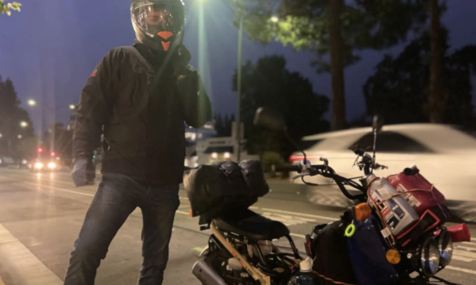 Liều lĩnh lái xe 50cc đi 16.000 km xuyên 8 nước, người đàn ông Mỹ lập kỷ lục thế giới
