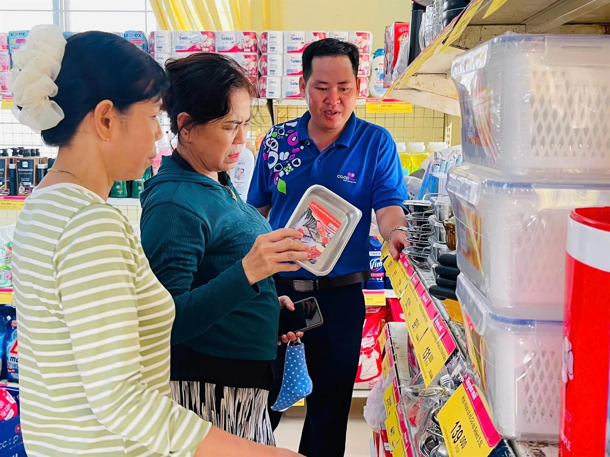 Mô hình _Siêu thị 0 đồng_ tạo điều kiện để người dân chủ động lựa chọn sản phẩm phù hợp với nhu cầu.