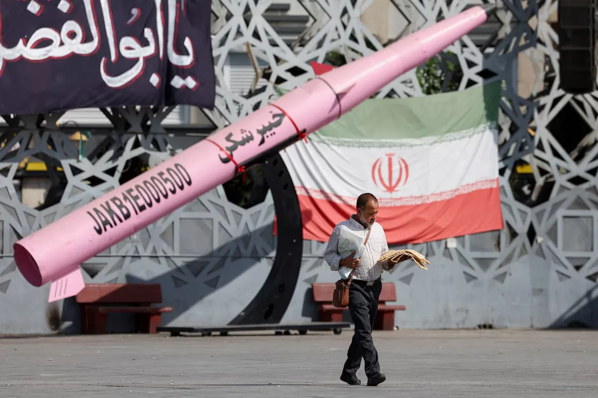 Mô hình tên lửa Iran tại quảng trường Imam Hussein ở thủ đô Tehran - Ảnh REUTERS