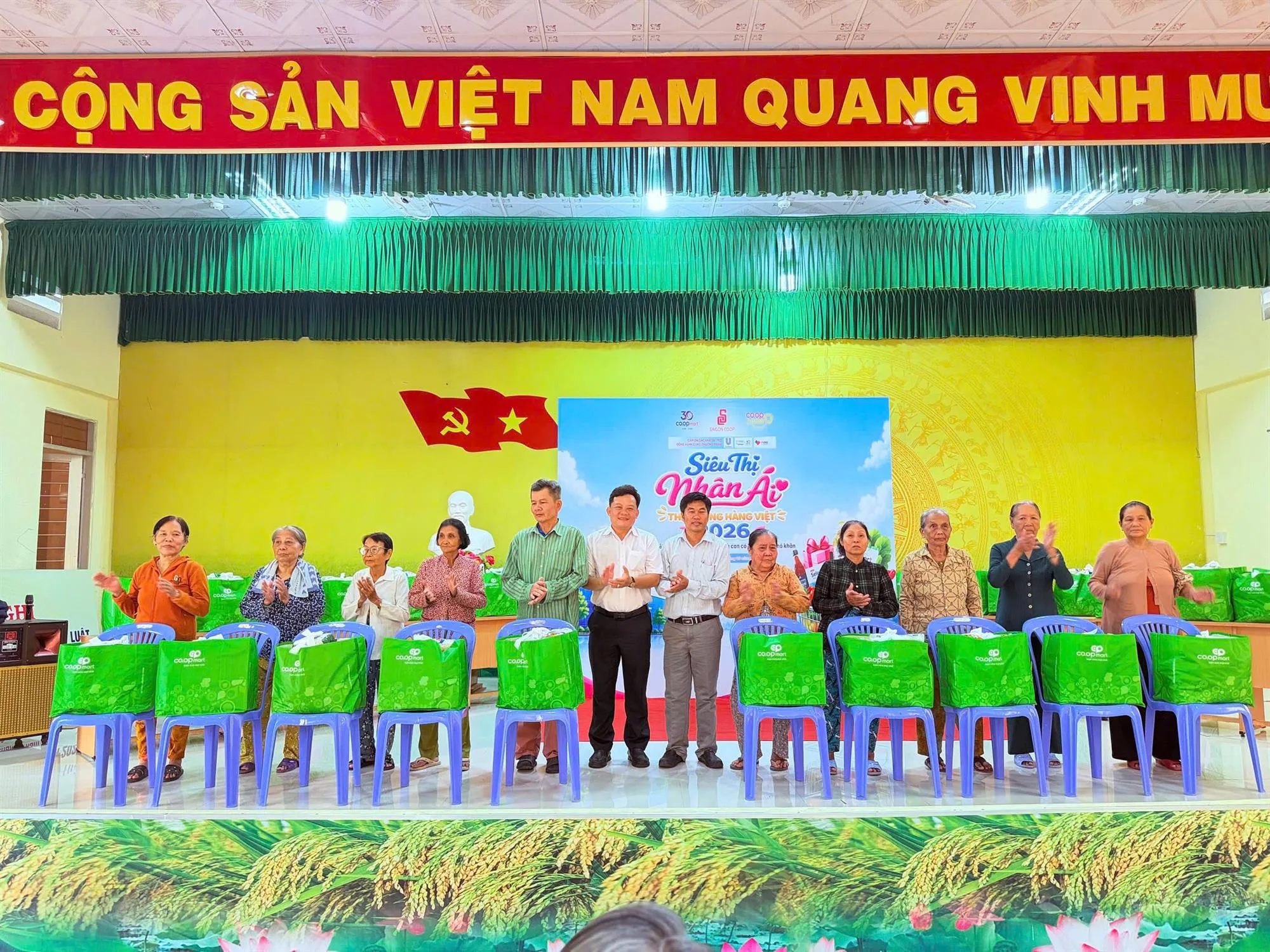 Những phần quà thiết yếu được Co.opmart trao tận tay người dân có hoàn cảnh khó khăn.