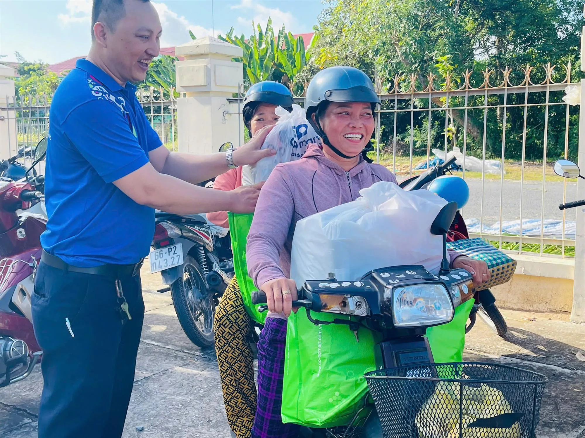 Niềm vui của bà con khi nhận những phần quà thiết thực từ chương trình.
