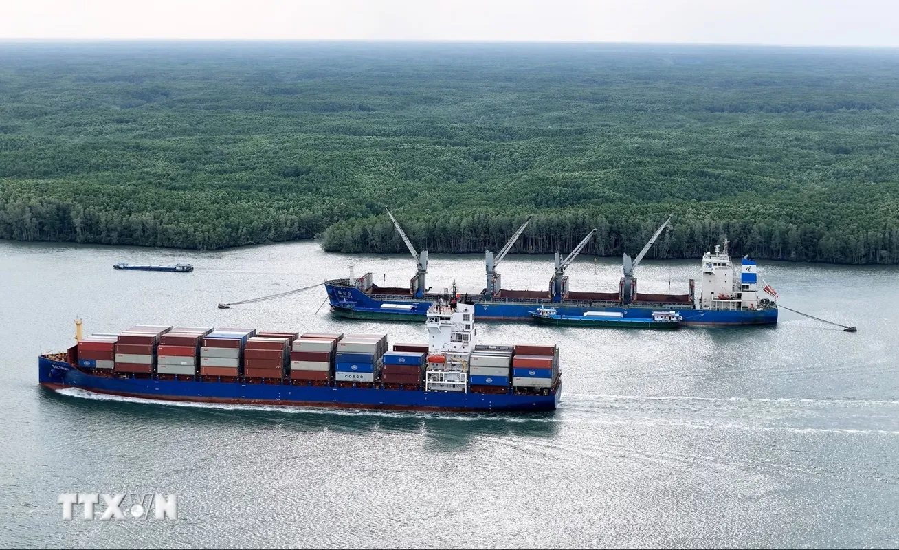 Tàu container nối đuôi qua tuyến luồng nước sâu vùng biển Cần Giờ