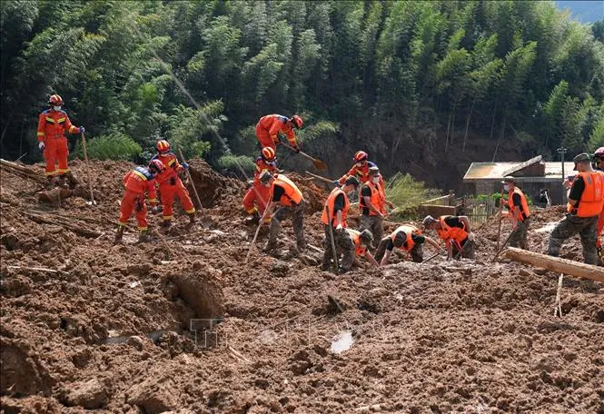 Lực lượng cứu hộ tìm kiếm nạn nhân tại khu vực sạt lở sau mưa lớn ở huyện Toại Xuyên, tỉnh Giang Tây, Trung Quốc ngày 6/9/2026. Ảnh: THX/TTXVN phát