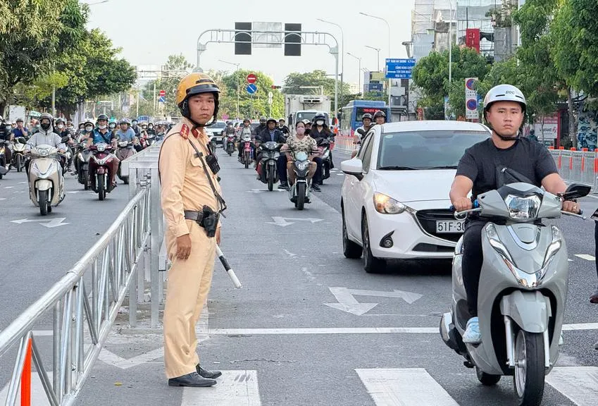 canh-sat-dieu-tiet-giao-thong-tren-tuyen-duong-cong-hoa-giao-cao-diem_20260910213225