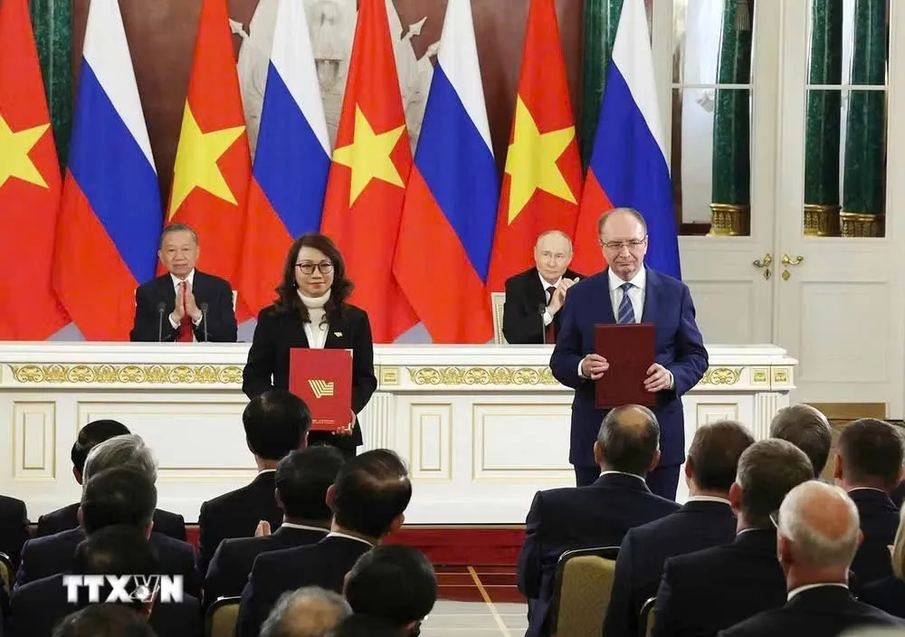 Giám đốc ĐHQG-HCM và Hiệu trưởng Đại học Quốc gia Saint Petersburg trao Biên bản ghi nhớ hợp tác - Ảnh: Thống Nhất - TTXVN