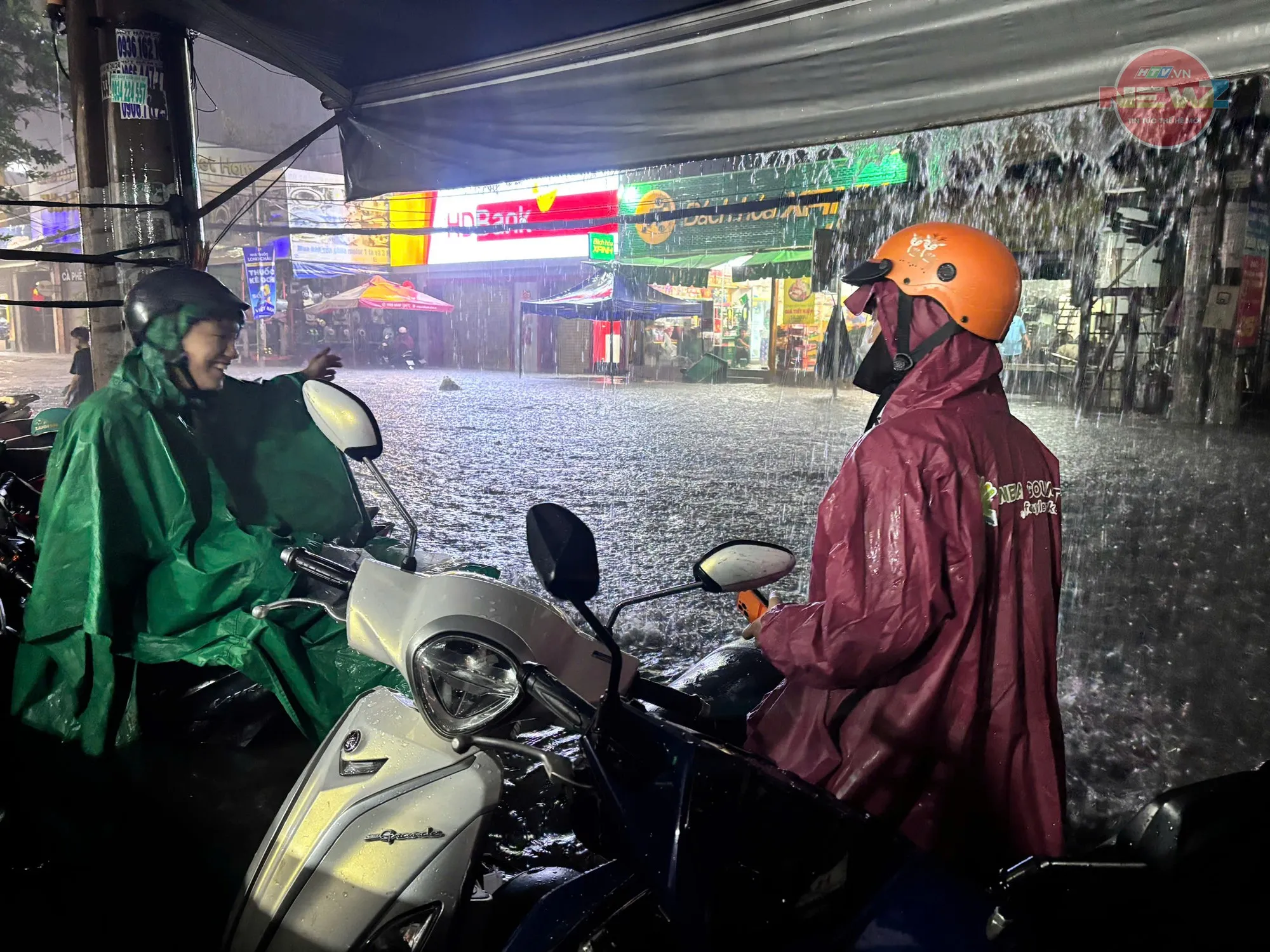 TP. Hồ Chí Minh mưa lớn cuối ngày, nhiều tuyến đường ngập, người dân chật vật di chuyển - Ảnh 1.
