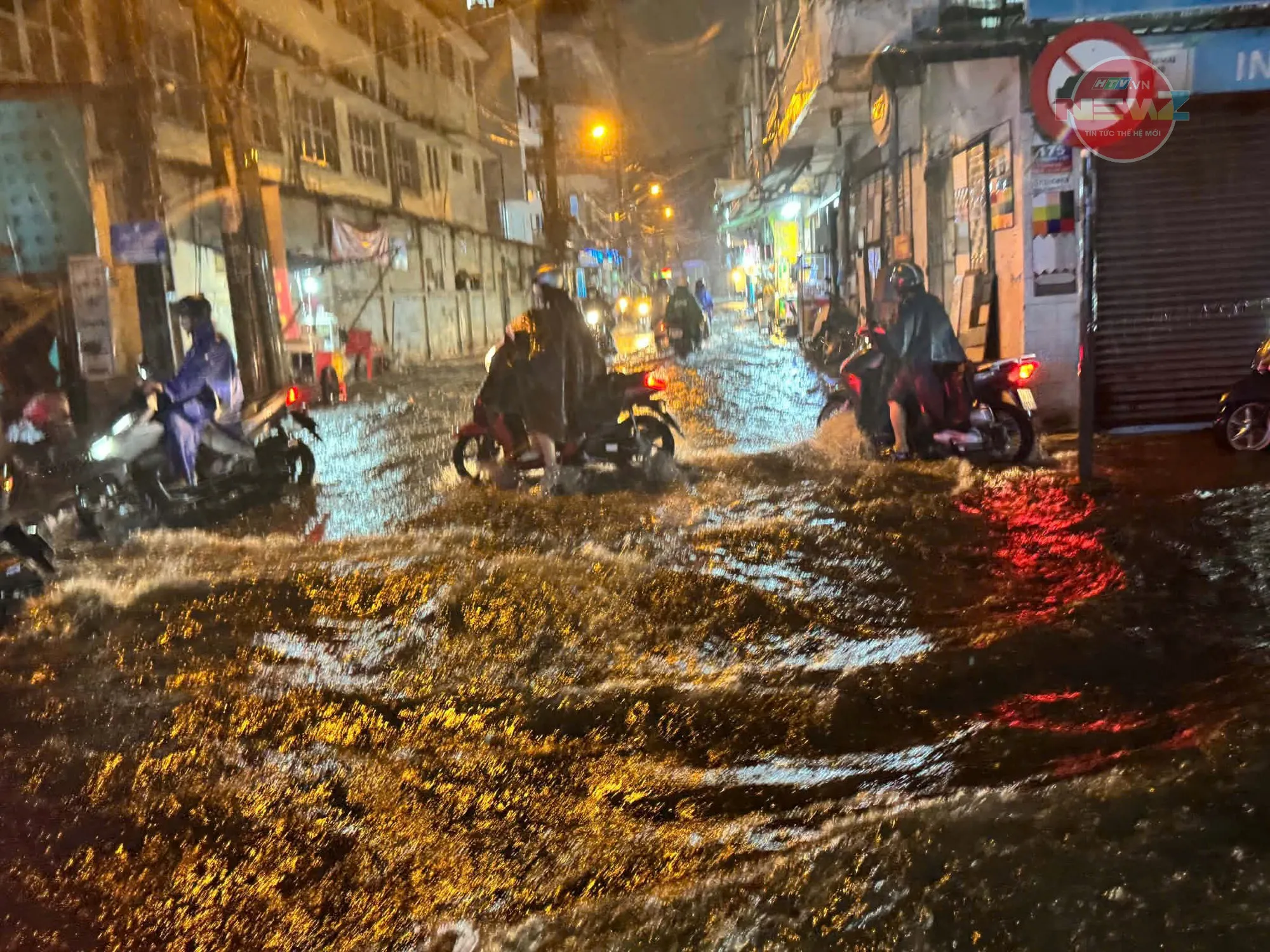 TP. Hồ Chí Minh mưa lớn cuối ngày, nhiều tuyến đường ngập, người dân chật vật di chuyển - Ảnh 7.