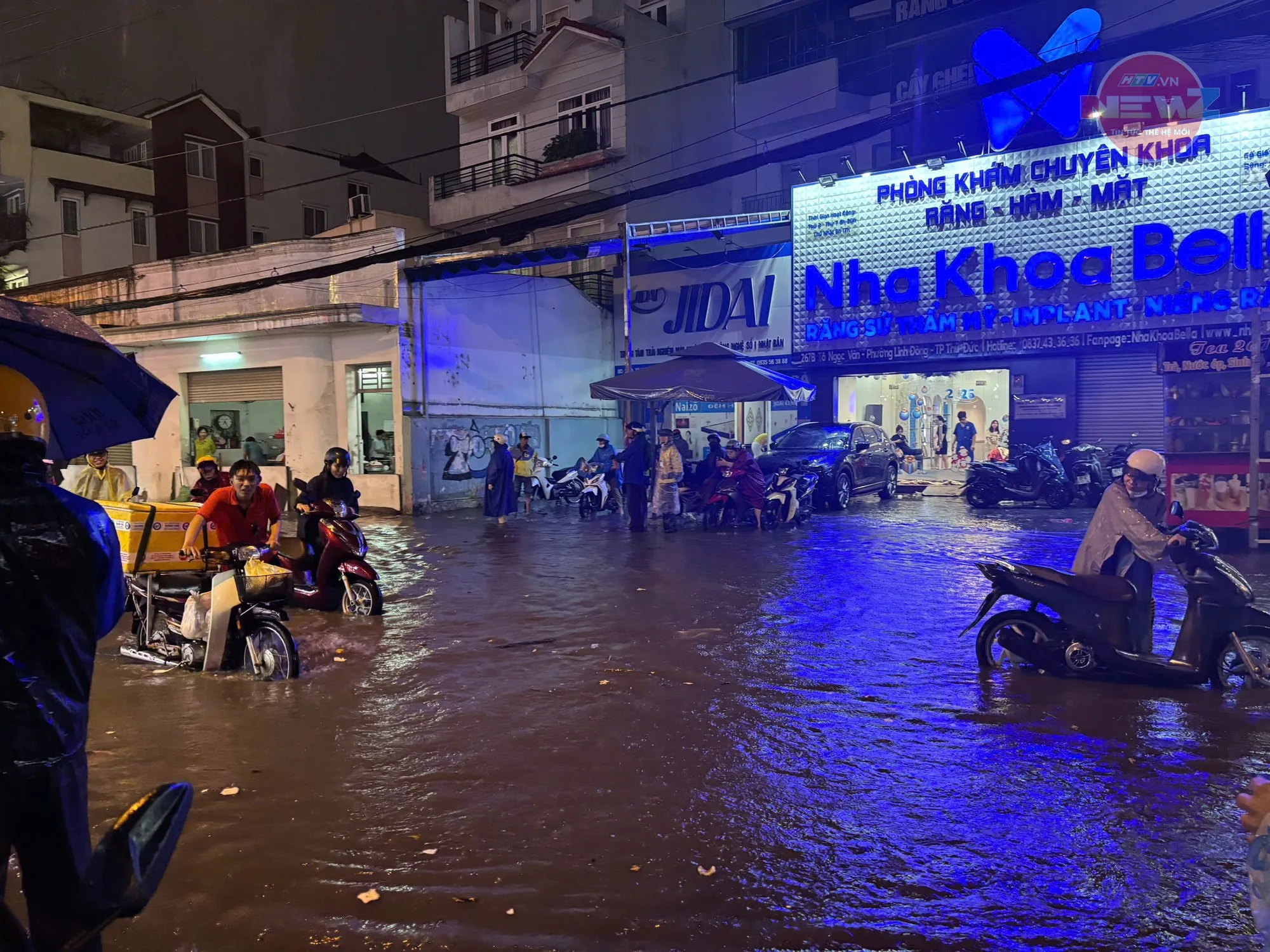 TP. Hồ Chí Minh mưa lớn cuối ngày, nhiều tuyến đường ngập, người dân chật vật di chuyển - Ảnh 5.