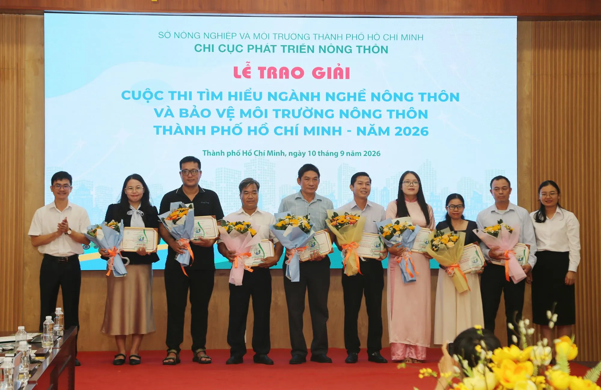 Các tác giả đạt giải Khuyến khích thể loại bài viết - Ảnh: BTC