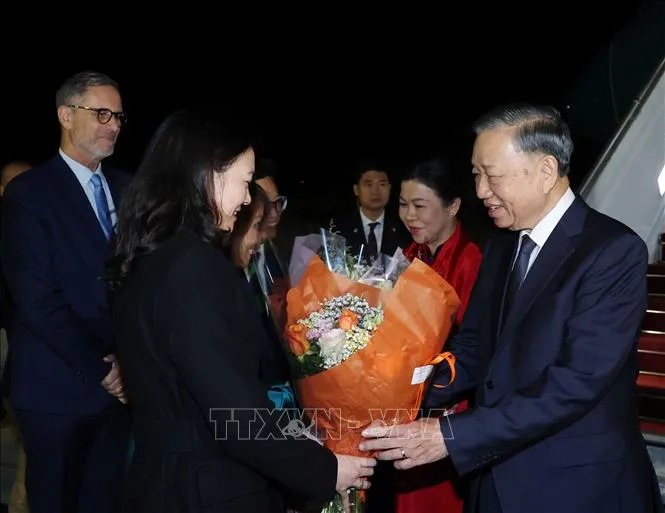 Đại biểu đón Tổng Bí thư, Chủ tịch nước Tô Lâm và Phu nhân tại sân bay Orly, Paris . Ảnh: Thống Nhất/TTXVN