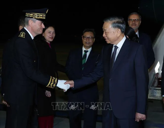 Đại biểu CH Pháp đón Tổng Bí thư, Chủ tịch nước Tô Lâm và Phu nhân tại sân bay Orly, Paris. Ảnh: Thống Nhất/TTXVN