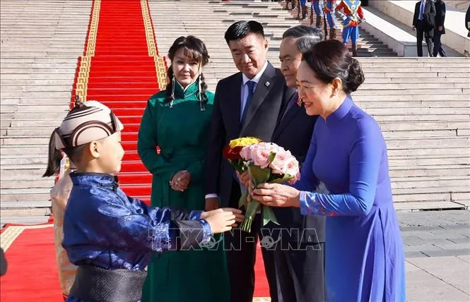 Thiếu nhi Mông Cổ chào đón Chủ tịch Quốc hội Trần Thanh Mẫn và Phu nhân (Nguồn: Doãn Tấn/TTXVN)
