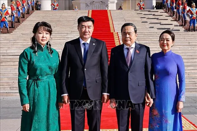 Chủ tịch Quốc hội Mông Cổ Sandag Byambatsogt và Phu nhân đón Chủ tịch Quốc hội Trần Thanh Mẫn và Phu nhân thăm chính thức Mông Cổ (Nguồn: Doãn Tấn/TTXVN)