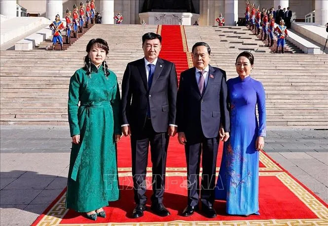 Chủ tịch Quốc hội Mông Cổ Sandag Byambatsogt và Phu nhân đón Chủ tịch Quốc hội Trần Thanh Mẫn và Phu nhân thăm chính thức Mông Cổ (Nguồn: Doãn Tấn/TTXVN)