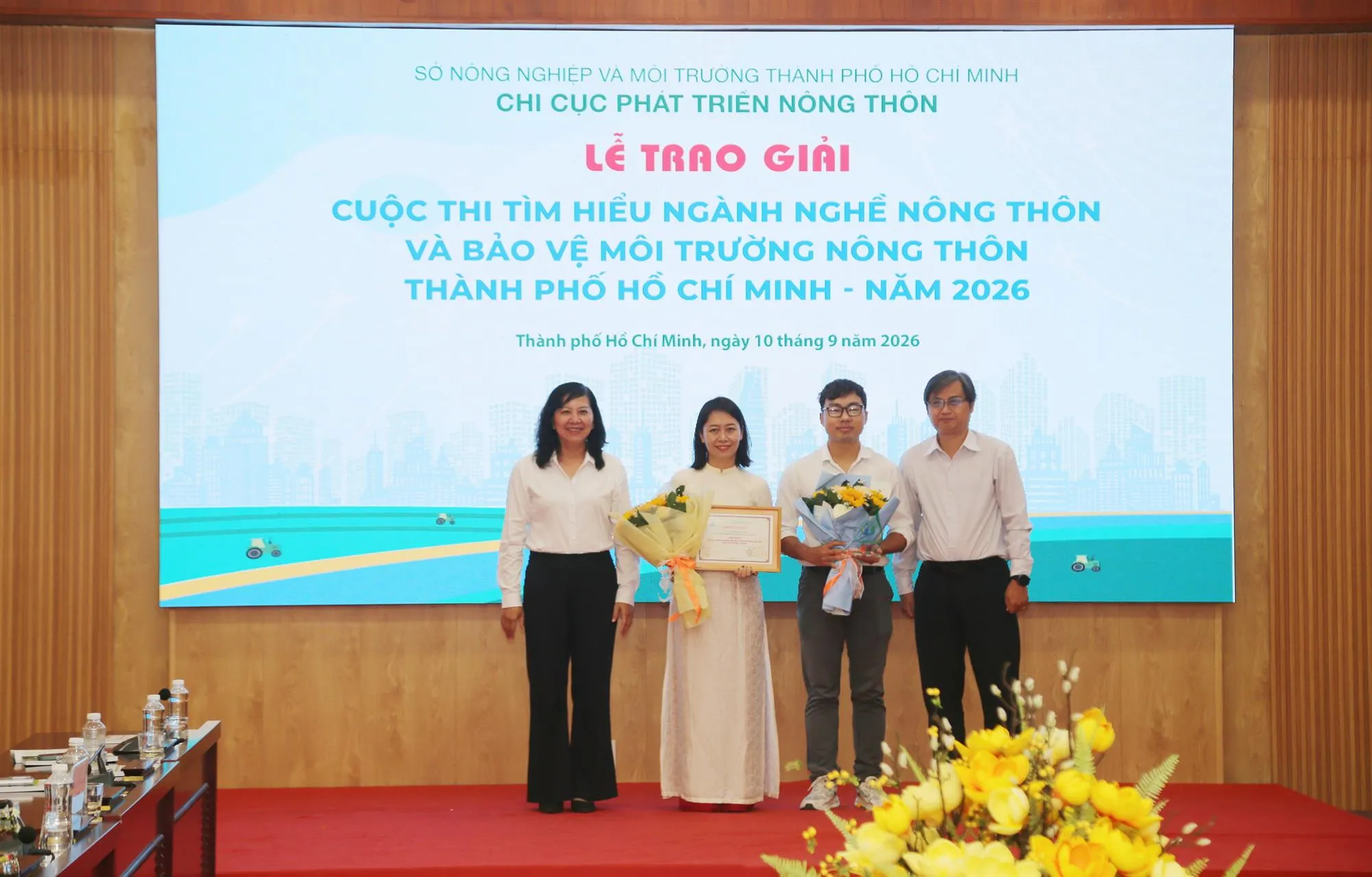 Nhóm tác giả Hải Yến - Hiếu Thuận đạt giải Nhất thể loại phóng sự truyền hình - Ảnh: BTC