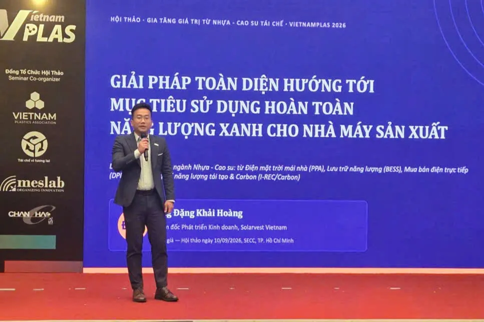Ông Đặng Khải Hoàng, Giám đốc Phát triển Kinh doanh Solarvest Vietnam chia sẻ tham luận - Ảnh Bá Nam