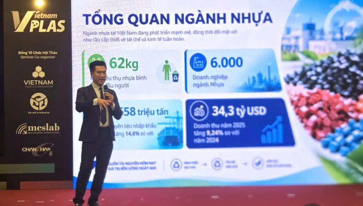 Ông Lê Anh, Giám Đốc Phát Triển Bền Vững DUYTAN Group chia sẻ tham luận - Ảnh Bá Nam