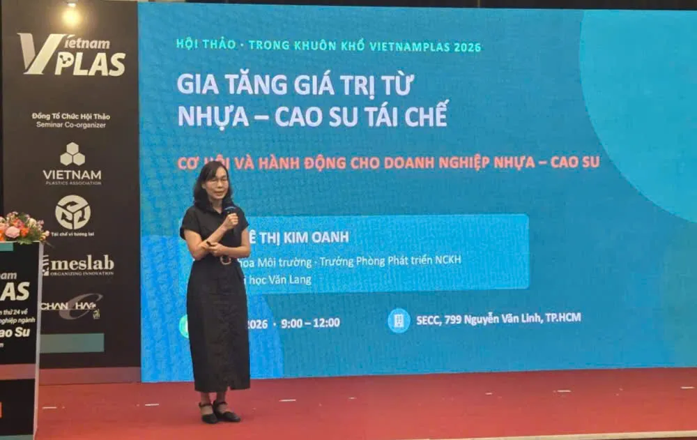 PGS TS Lê Thị Kim Oanh, Trưởng Khoa Môi trường; Trưởng Phòng Phát triển Nghiên cứu Khoa học, Trường Đại học Văn Lang chia sẻ tham luận - Ảnh Bá Nam