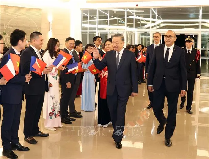 Cán bộ nhân viên đại sứ quán và cộng đồng người Việt Nam tại Pháp đón Tổng Bí thư, Chủ tịch nước Tô Lâm và Phu nhân. Ảnh: Thống Nhất/TTXVN