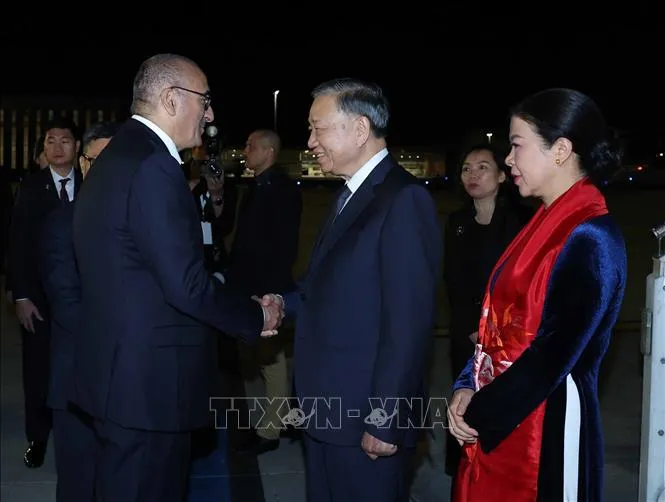 Đậi biểu Pháp đón Tổng Bí thư, Chủ tịch nước Tô Lâm và Phu nhân tại sân bay Orly, Paris. Ảnh: Thống Nhất/TTXVN