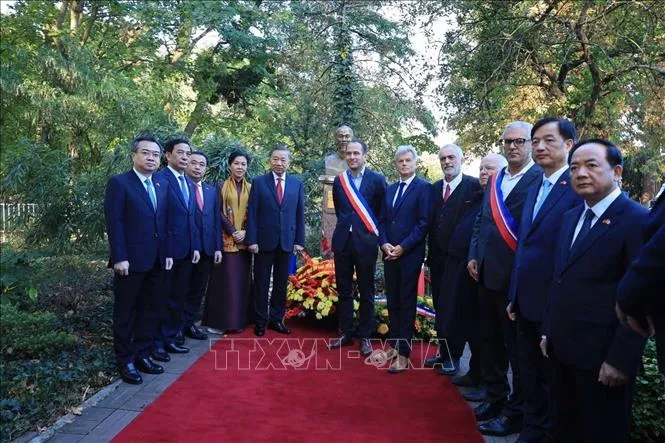 Tổng Bí thư, Chủ tịch nước Tô Lâm và các đại biểu chụp ảnh lưu niệm trước Tượng Chủ tịch Hồ Chí Minh ở thành phố Montreuil (Pháp). Ảnh: TTXVN phát