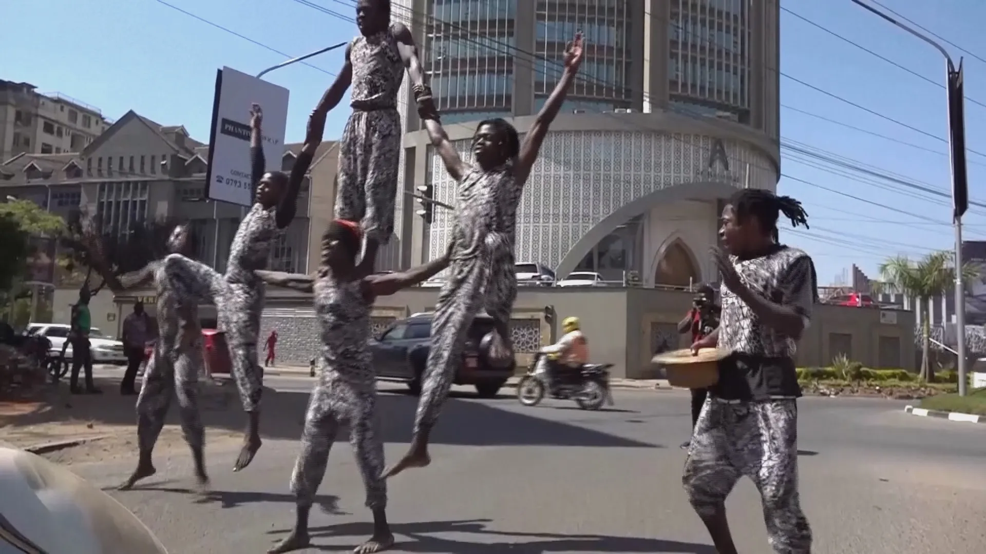 Kenya: Biểu diễn nhào lộn ngay giao lộ để mưu sinh - Ảnh 1.