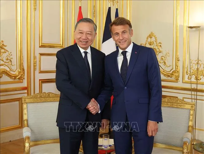 Tổng Bí thư, Chủ tịch nước Tô Lâm và Tổng thống Pháp Emmanuel Macron gặp hẹp (Ảnh: Thống Nhất/TTXVN)