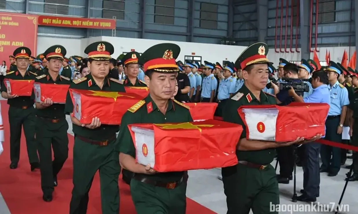 Quân khu 7 phối hợp vận chuyển, bàn giao 13.563 mẫu hài cốt liệt sĩ phục vụ giám định ADN