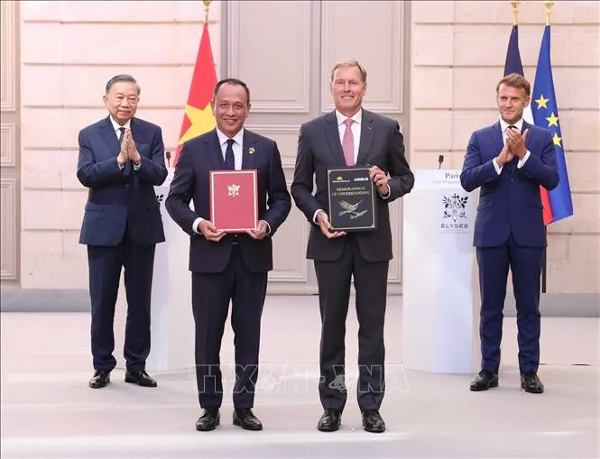 Tổng Bí thư, Chủ tịch nước Tô Lâm và Tổng thống Pháp Emmanuel Macron chứng kiến trao văn kiện và thoả thuận hợp tác giữa hai nước (Ảnh: Thống Nhất/TTXVN)